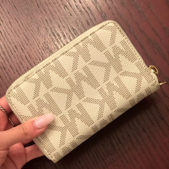 Michael Kors Wallet ✨ - Picture 2 of 3